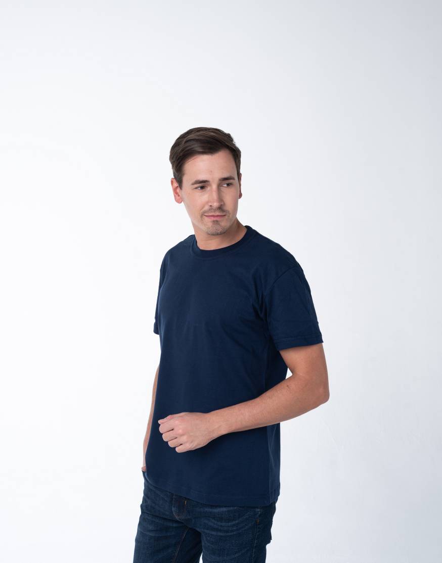 Темно-синяя мужская футболка оптом